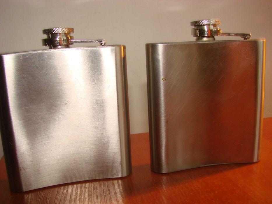 stalowa piersiówka z autobusem