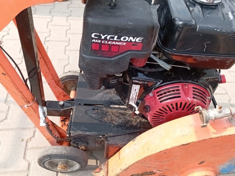 Maszyna do cięcia betonu i asfaltu  cs451