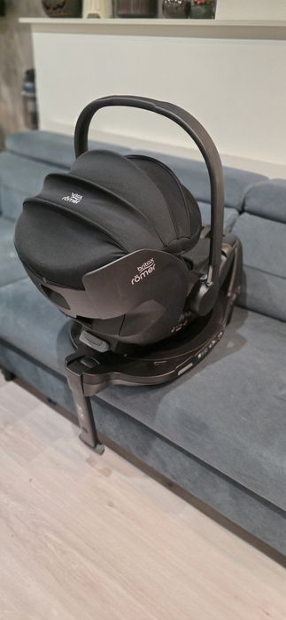 Fotelik samochodowy z bazą obrotową Britax Romer Baby SAFE PRO