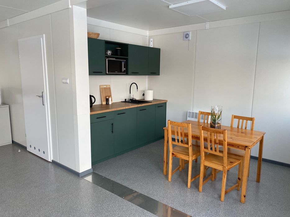 Nowoczesny pawilon kontenerowy z kuchnią i WC