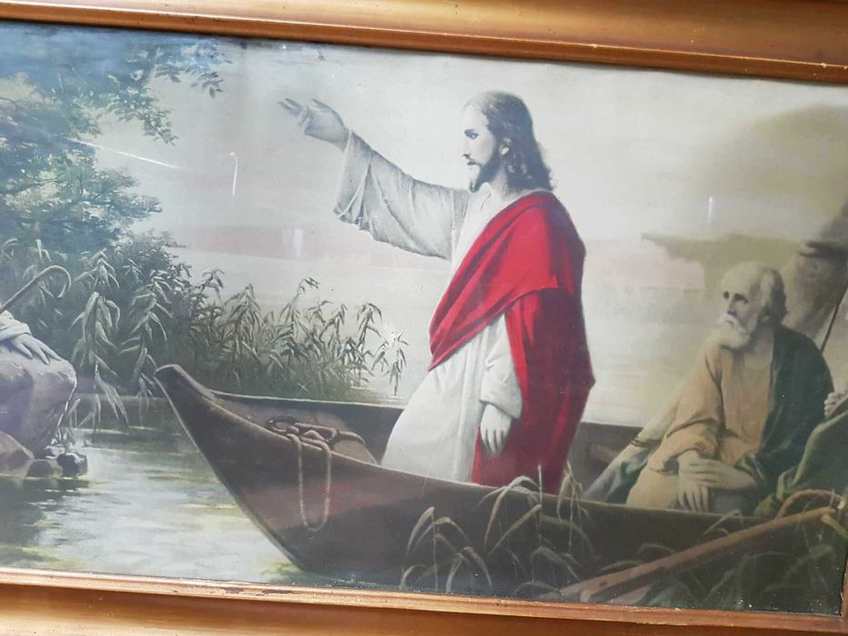 Obraz stara reprodukcja JEZUS NA ŁODZI w złotej ramie za szybą 86x43cm