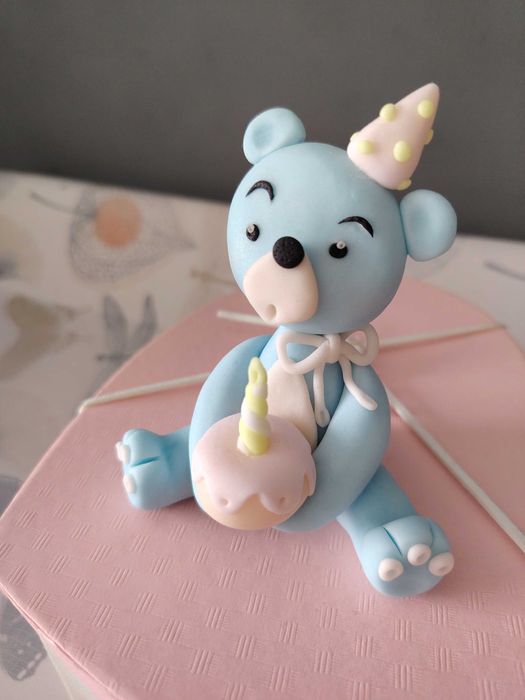 Miś z masy cukrowej idealna ozdoba na tort