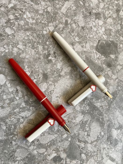 2 canetas de aparo corações alemas