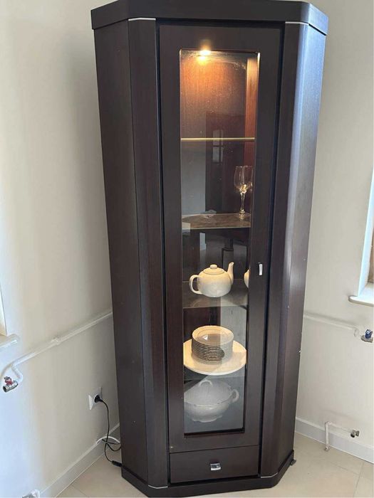 Witryna narożna z oświetleniem