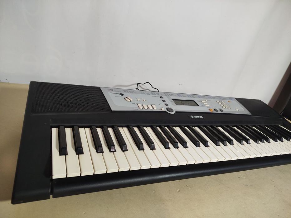 Синтезатор Yamaha YPT-200, на 61 клавішу