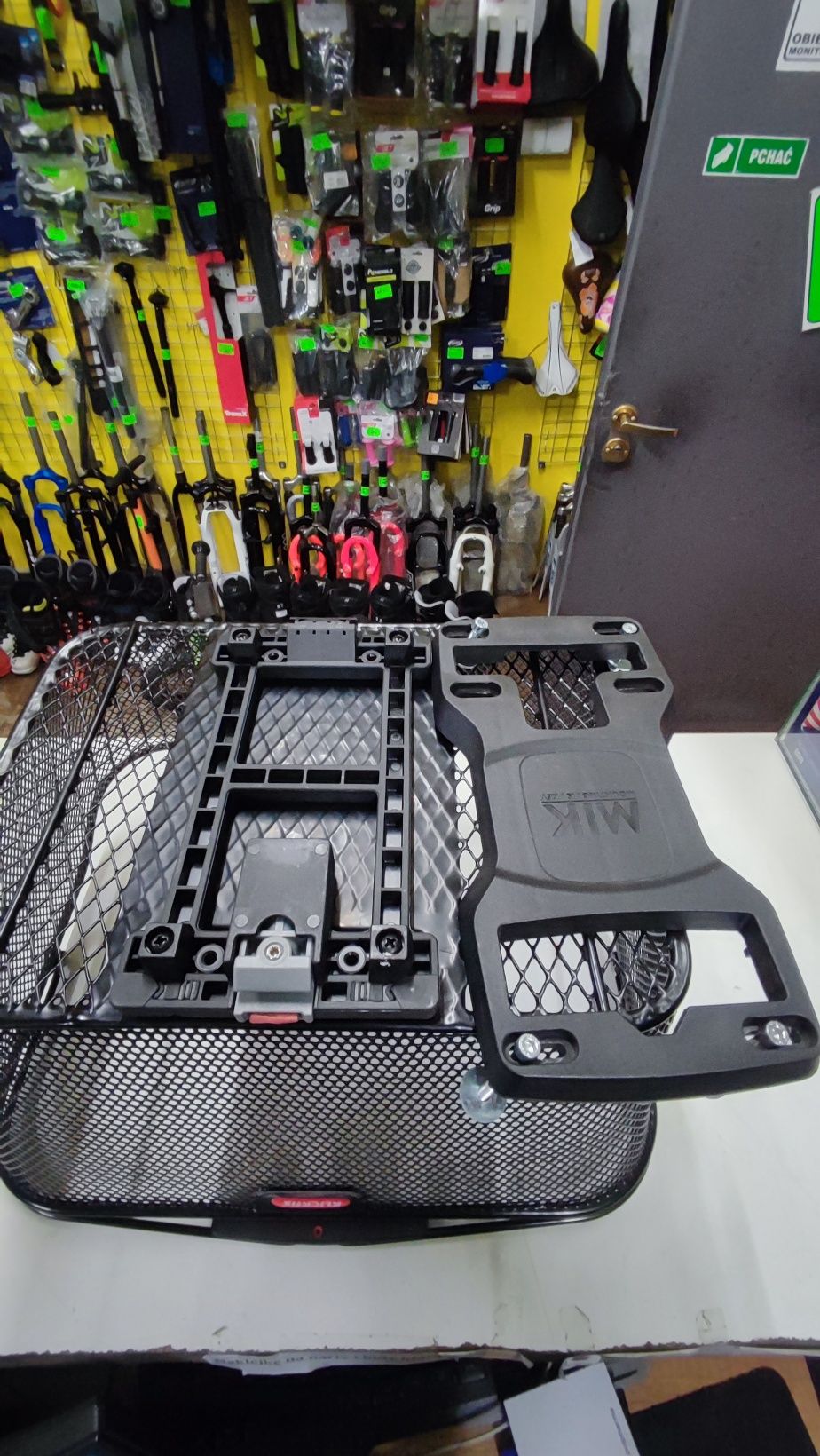 Wypinamy koszyk tylny na rower  klickfix + adapter mik
