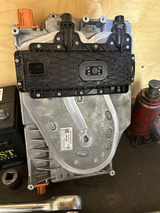 Продам зарядное устройство фольсваген