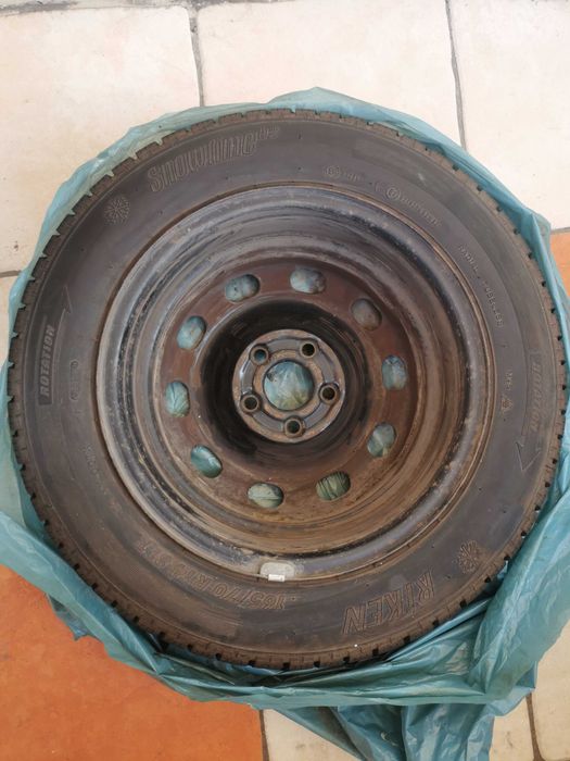 Opony zimowe z felgami 4 szt 165/70 R14 81T używane 4 mies. Całe koła