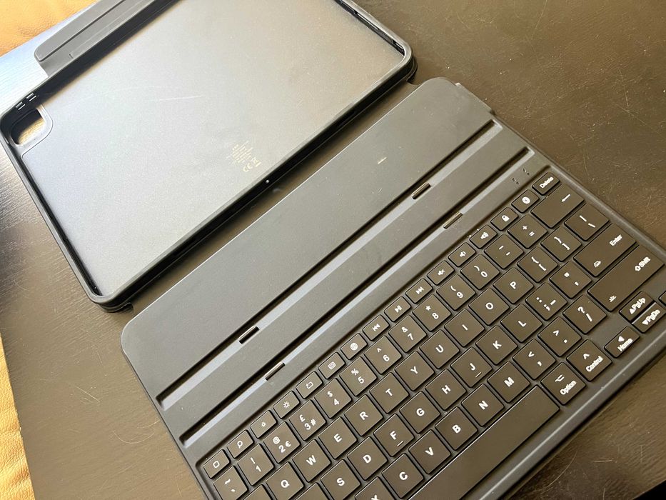 Apple iPad Pro (2022) 256 GB Space Grey + 2 capas + Apple Pencil