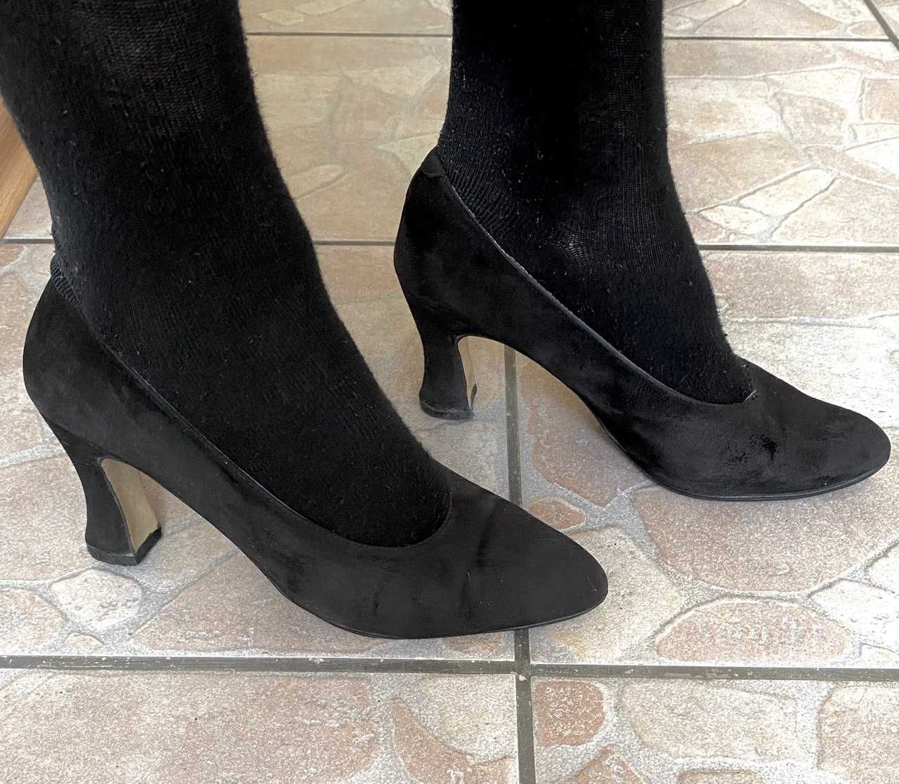 Туфлі-човники чорні, замшеві, 38.5 -39 розмір, каблук 9 см.