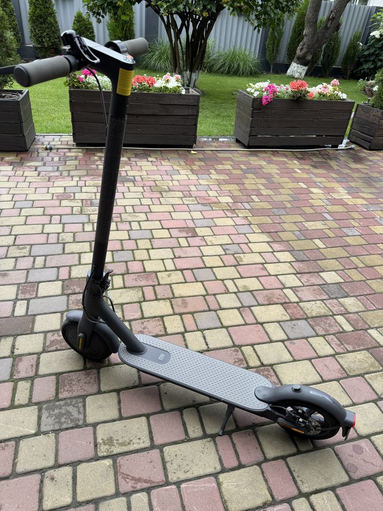 Електросамокат Xiaomi Mi Electric Scooter Essential 2021