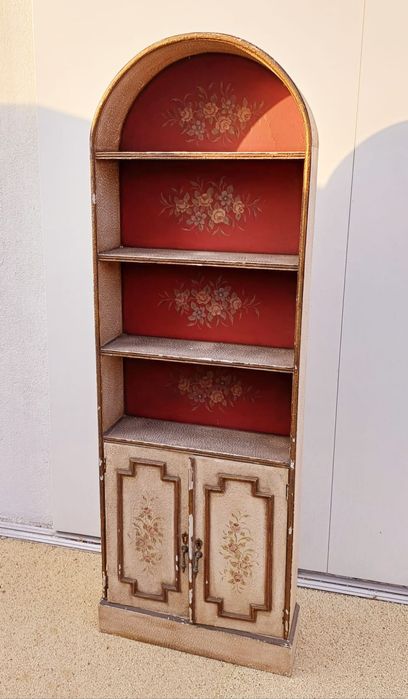 Armário/ móvel antigo vintage com motivos decorativos