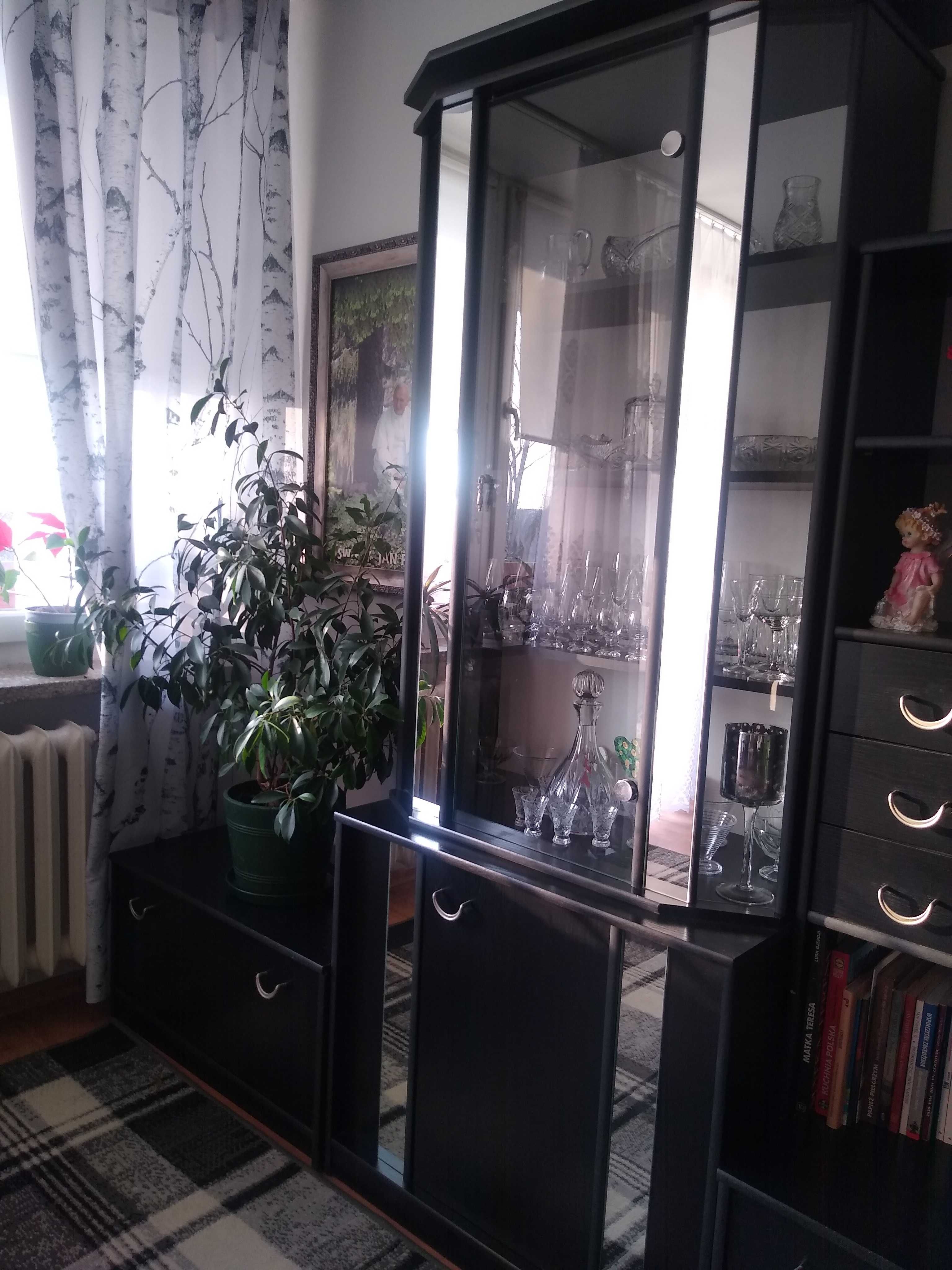 Czarne meble w niezłym stanie