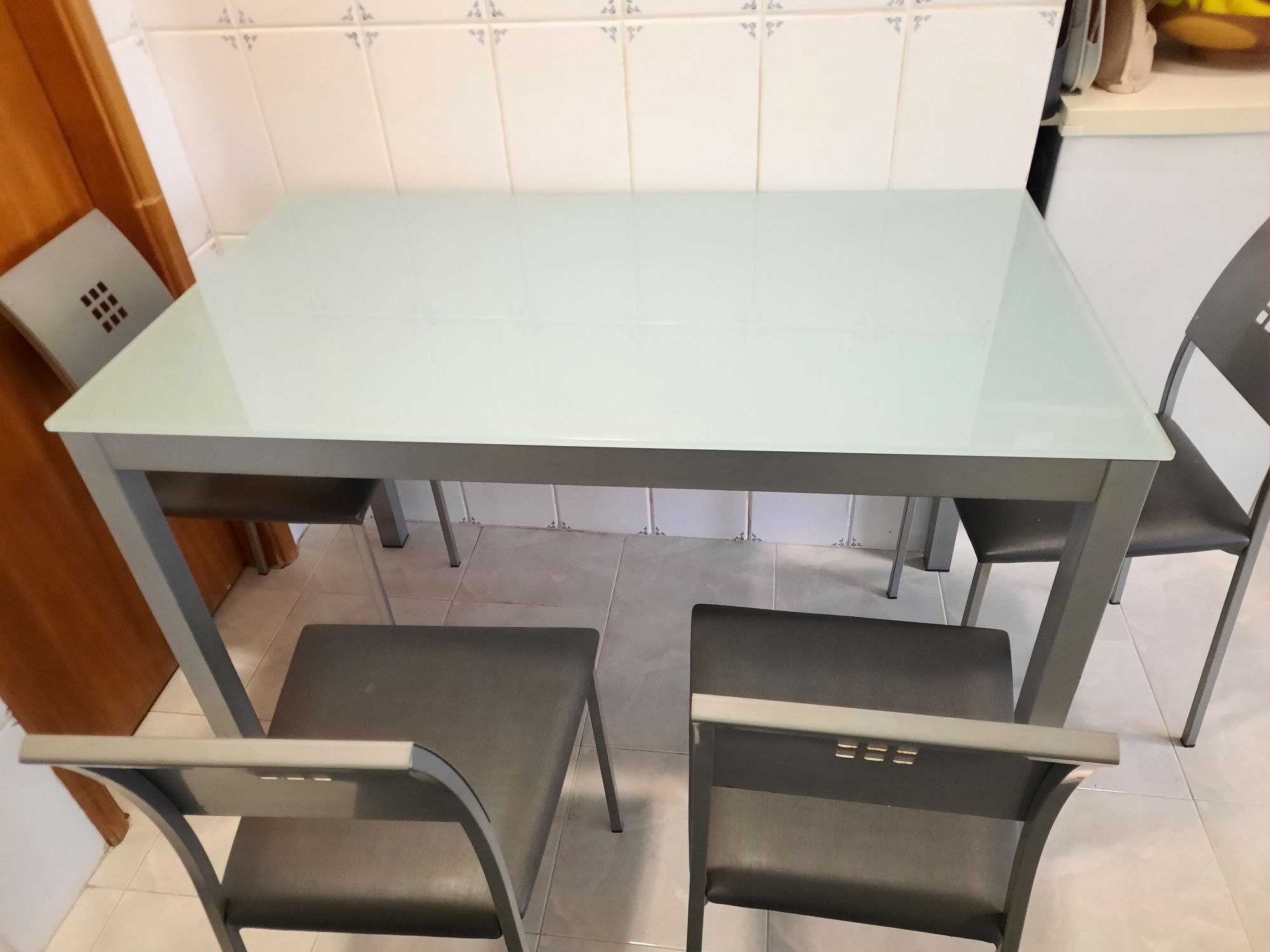 Mesa de cozinha com 4 cadeiras