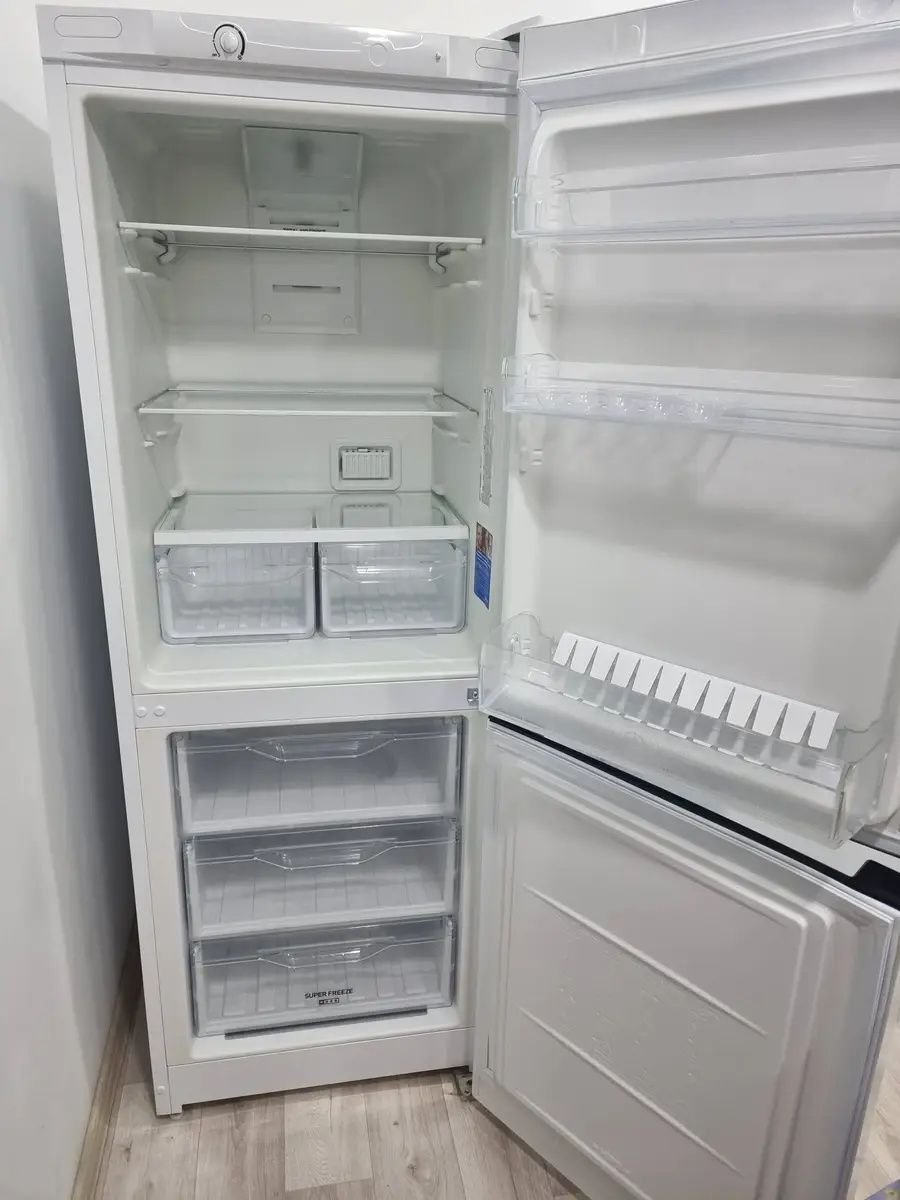 Невисокий бюджетний холодильник Indesit - LI8S94 в стані нового