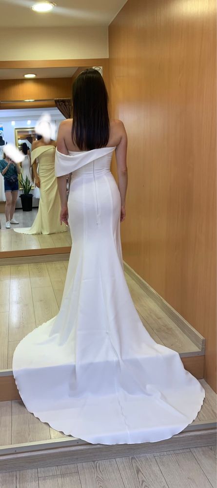Minimalistyczna, elegancka Suknia ślubna