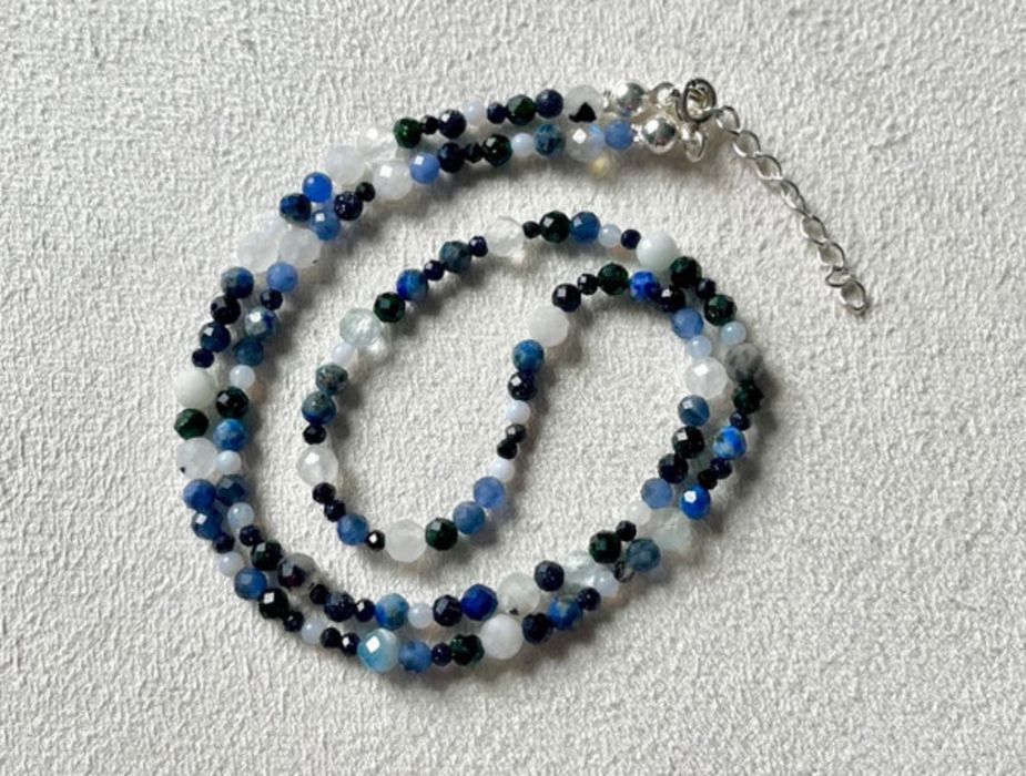 naszyjnik choker z kamieni szlachetnych ze srebrnym wykończeniem