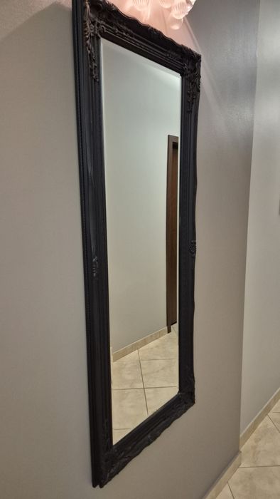 Lustro w czarnej w ozdobnej ramie