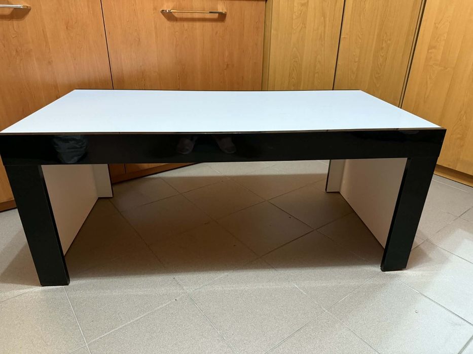 Stolik czarno- biały