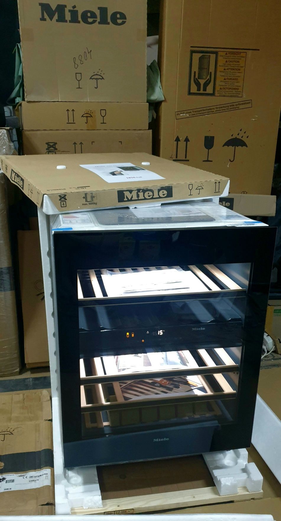 Винный шкаф Miele KWT 6322 UG  встраиваемый под столешницей ( 1750€ )