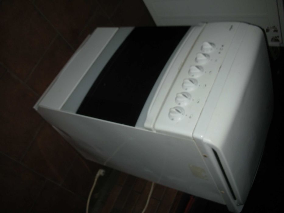 Kuchenka gazowa z piekarnikiem elektrycznym