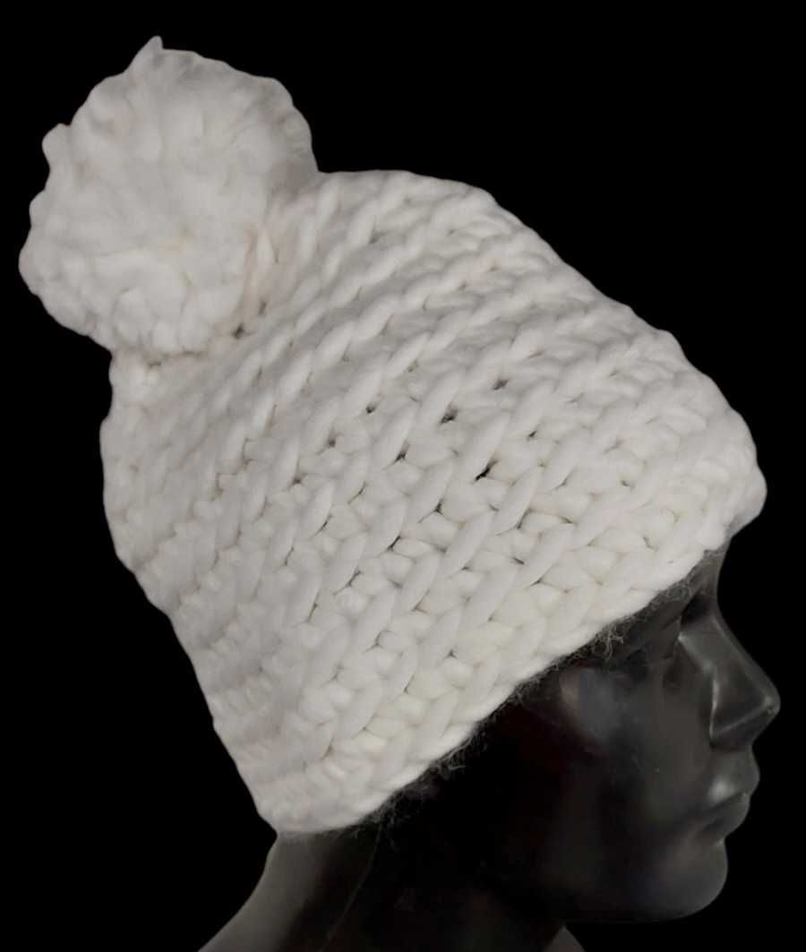 Biała czapka z pomponem ART OF POLO