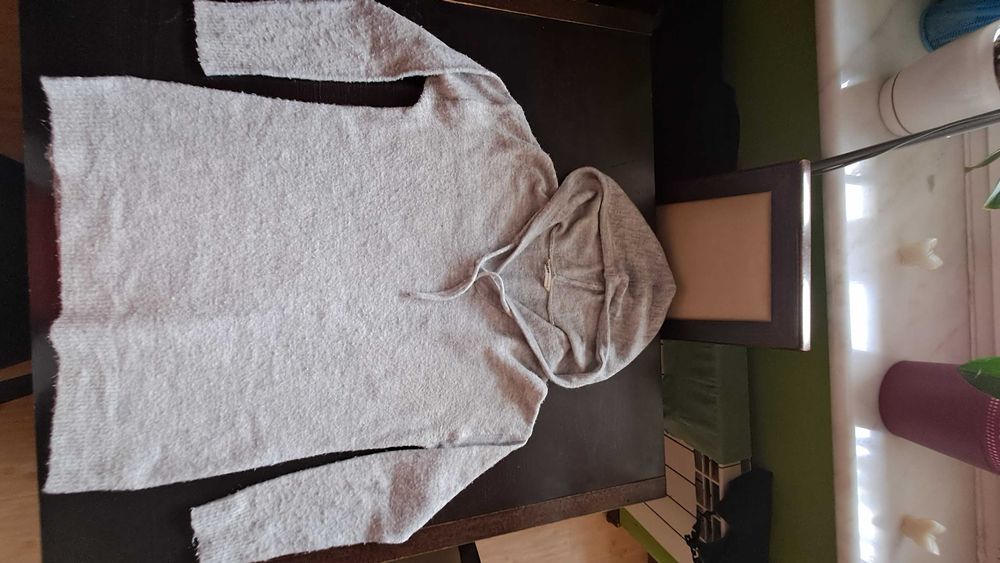 Szary sweter z kapturem Cropp r.S