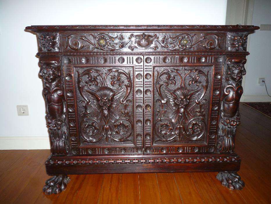 Armário Antigo em Mogno