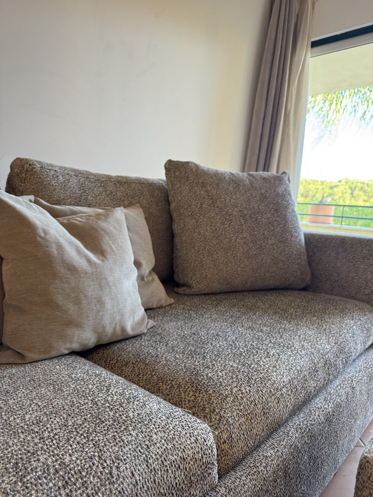 Sofa com 2 pufes e almofadas