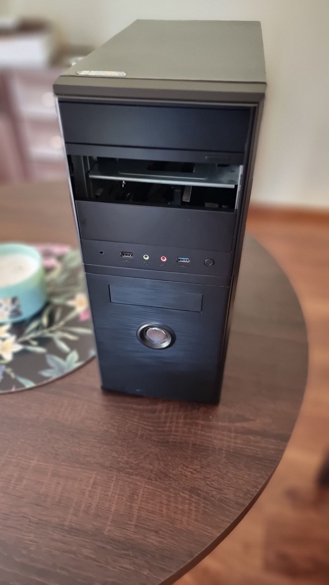 Komputer stacjonarny AMD FX 6300, SSD 240 GB, AsRock 970 Pro3.