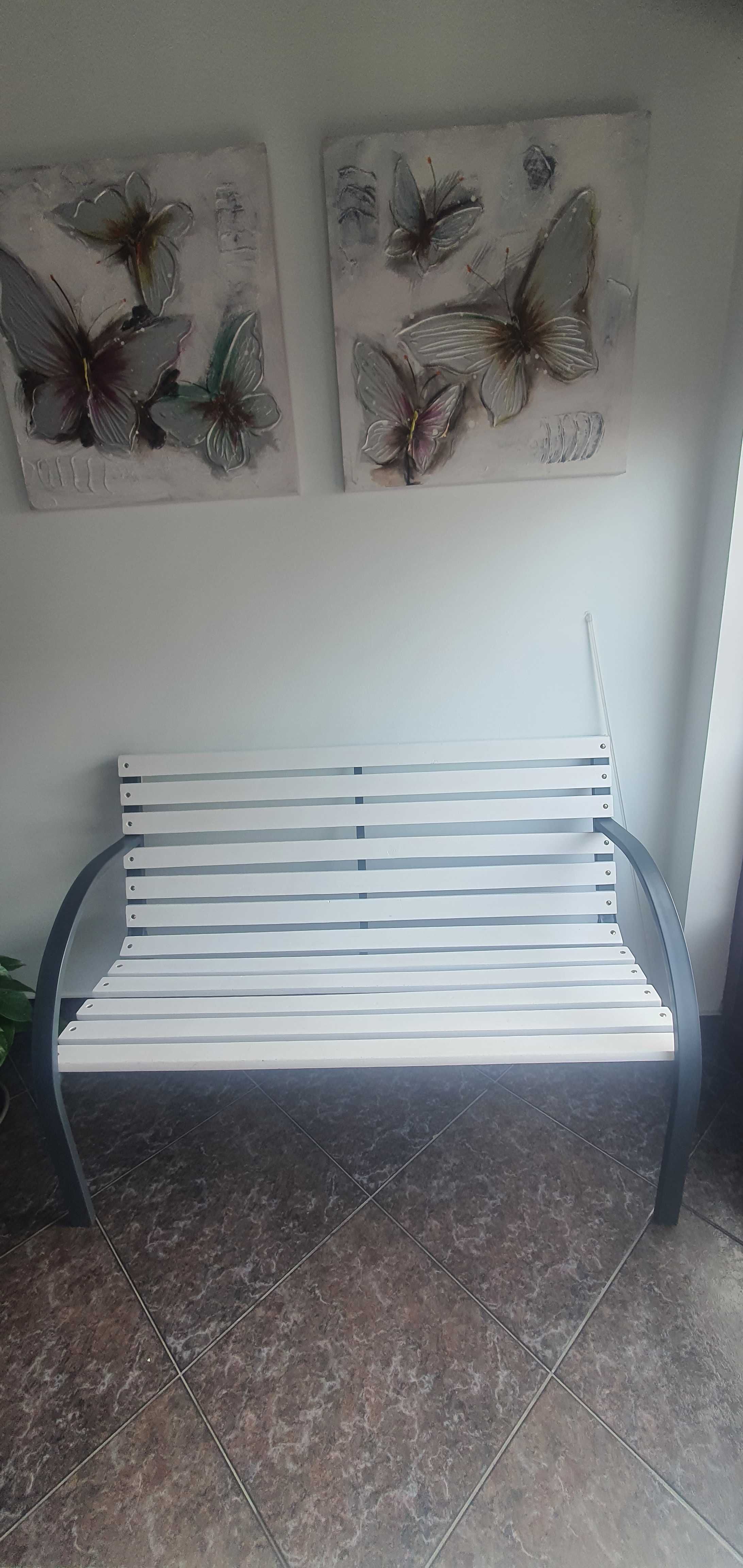 Cadeirão e mesa de interior ou jardim