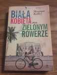 Biała kobieta na zielonym rowerze Monique Roffey