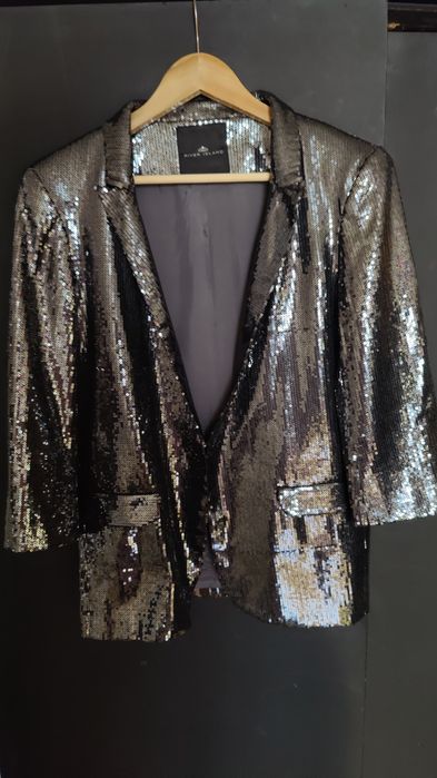 Сріблястий блейзер із паєтками від бренду River Island