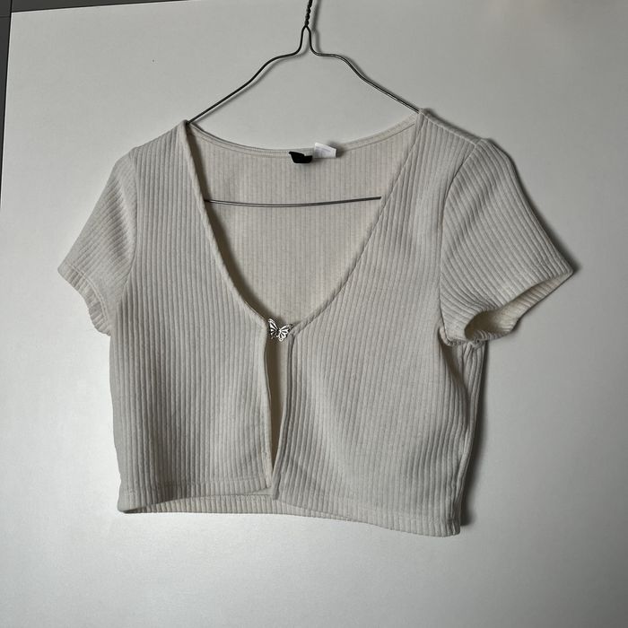 odważna bluzka na krótki rękaw crop top z motylkiem h&m divided