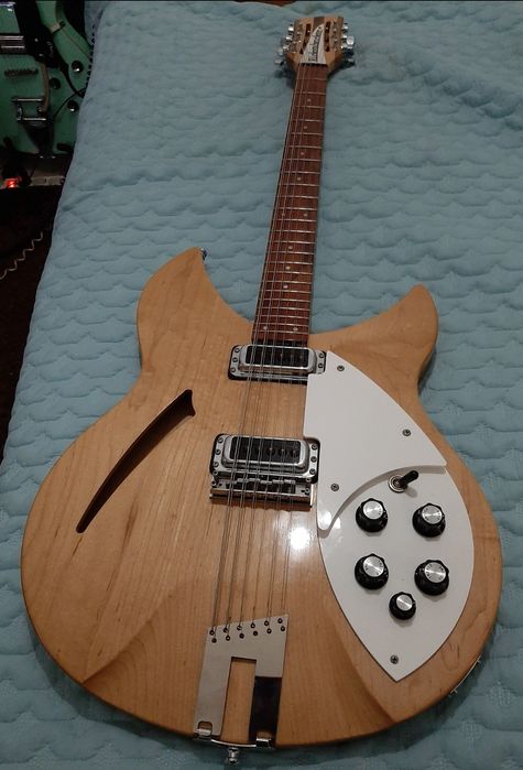 Rickenbacker 330/12
