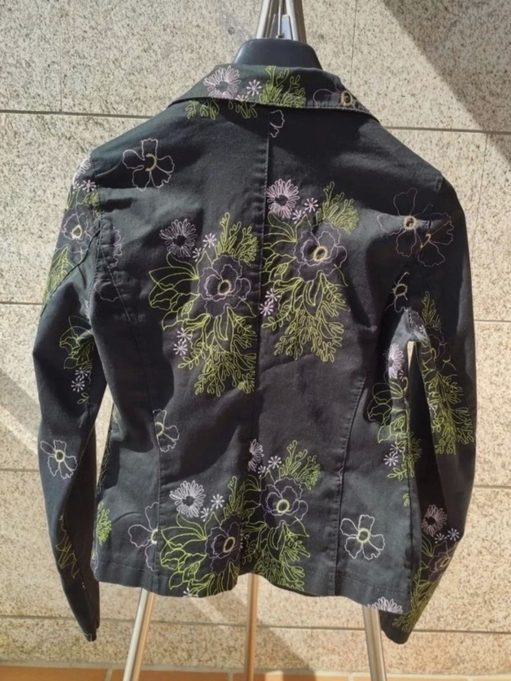 Blazer preto com motivos florais