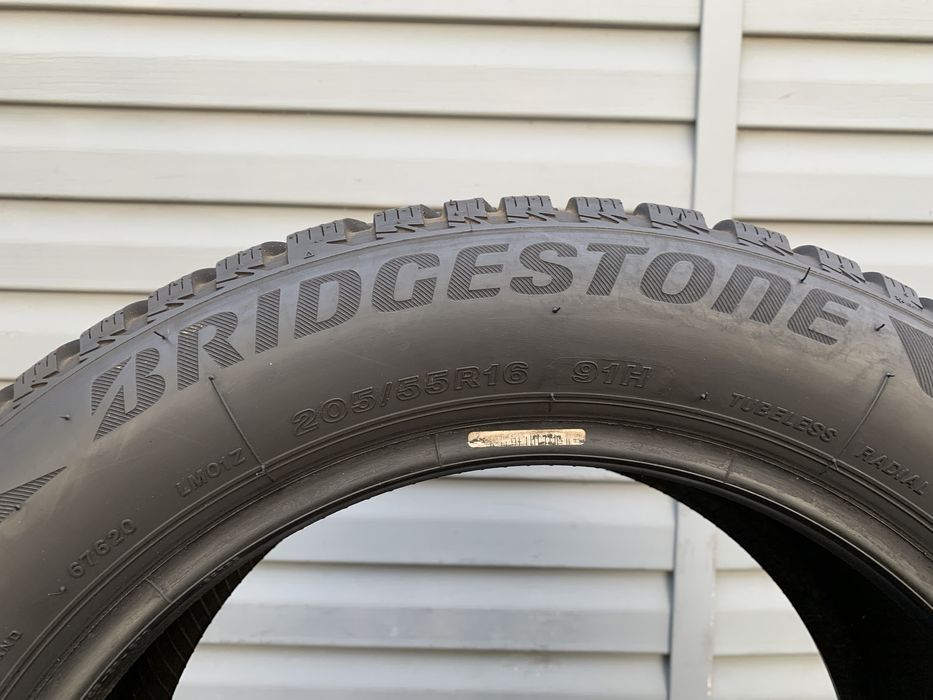 Пара зимових шин Bridgestone 205/55 R16 Blizzak LM001
