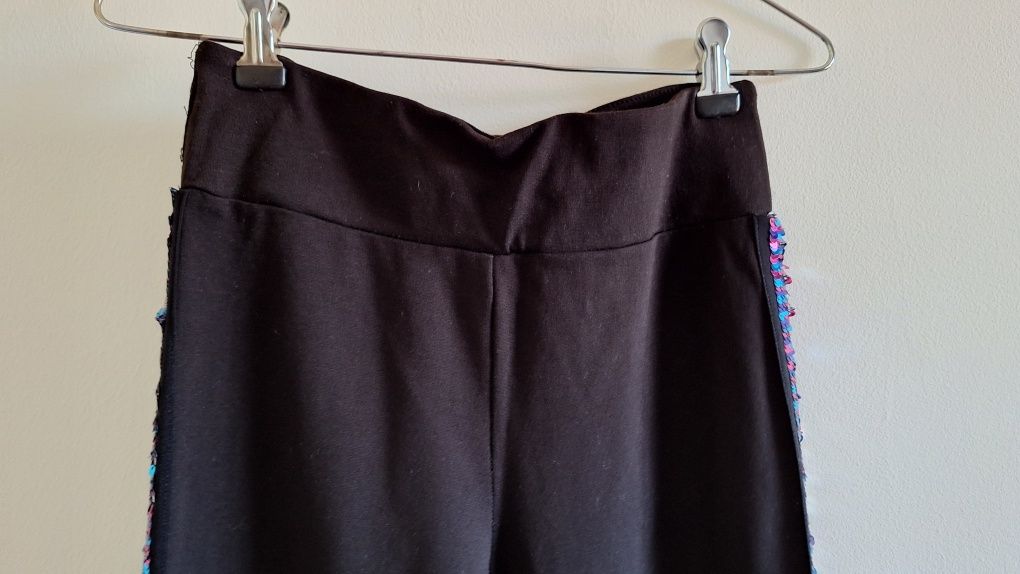 Leggins Calzedonia M

Justo mas elásticos 

Tamanho M

Com tiras de la
