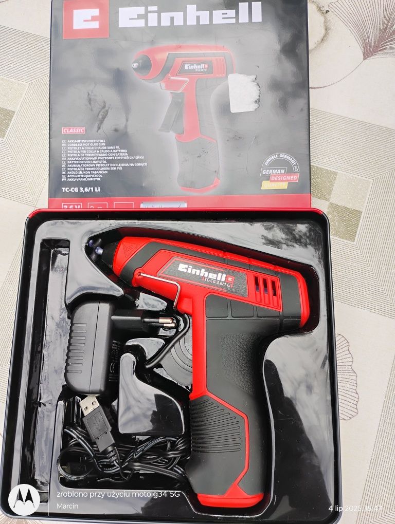 Pistolet na gorący klej .  Na baterie
