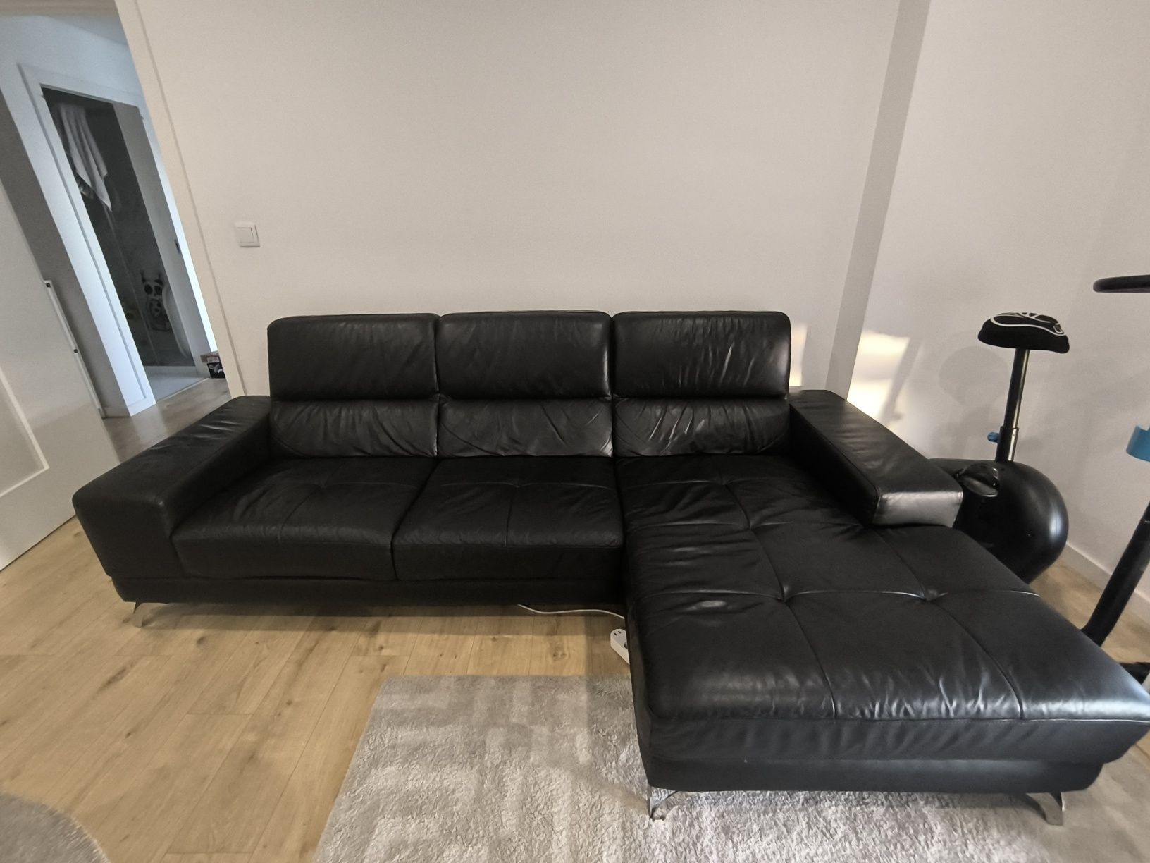Sofá com chaise long em pele de excelente qualidade