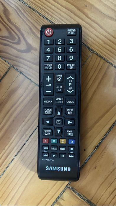 TV Samsung 32” UE32H4000AW com comando original e cabo – Bom estado