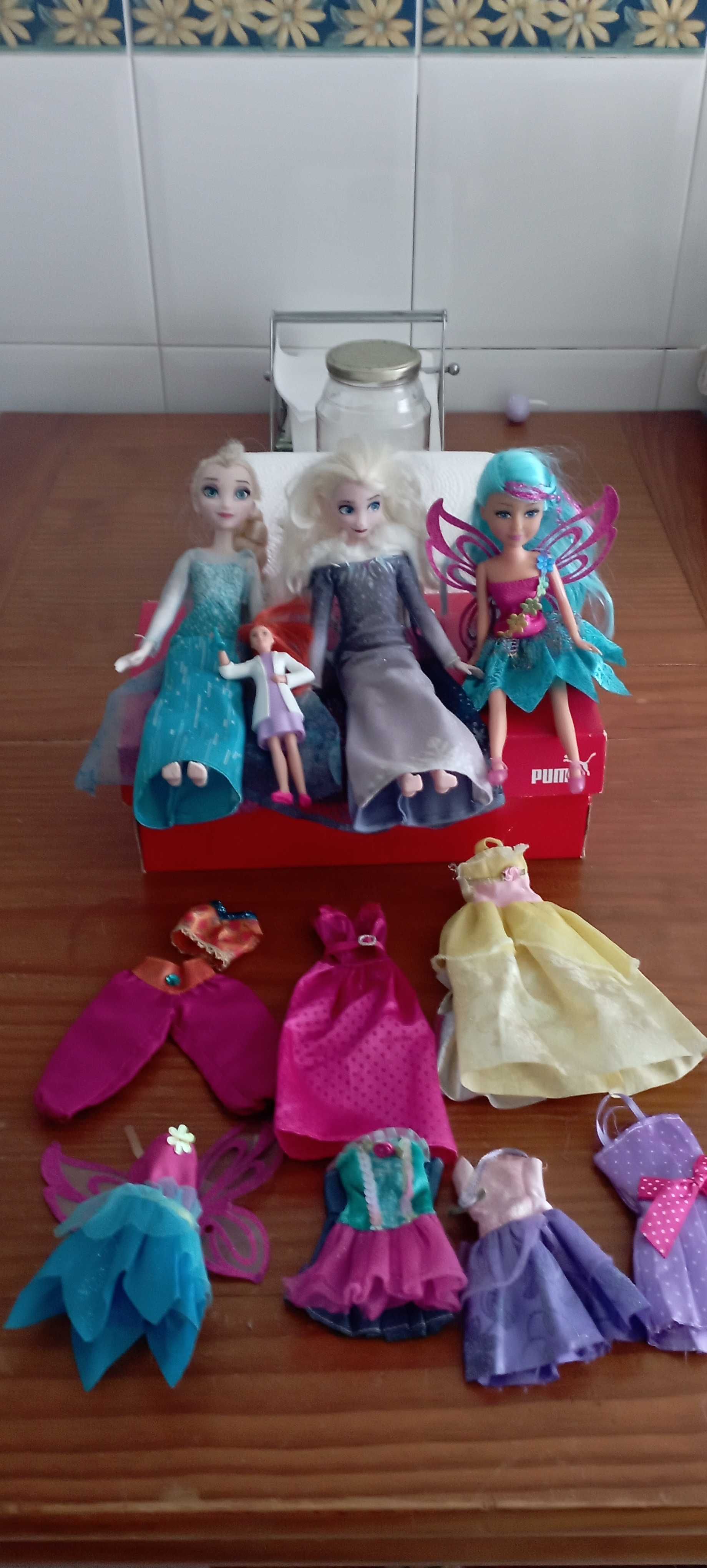 Quatro bonecas Disney