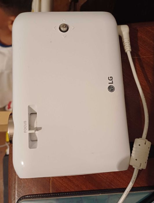 Projetor praticamente novo. Pouco uso, apenas para videojogos.