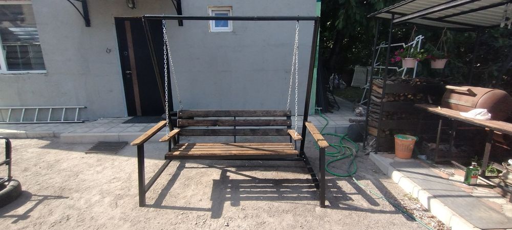 Садова гойдалка лавка на ланцюгах