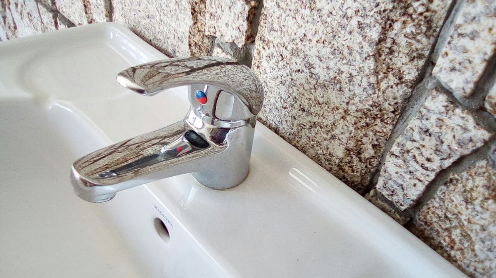 Lavatório com pé + Torneira Misturadora