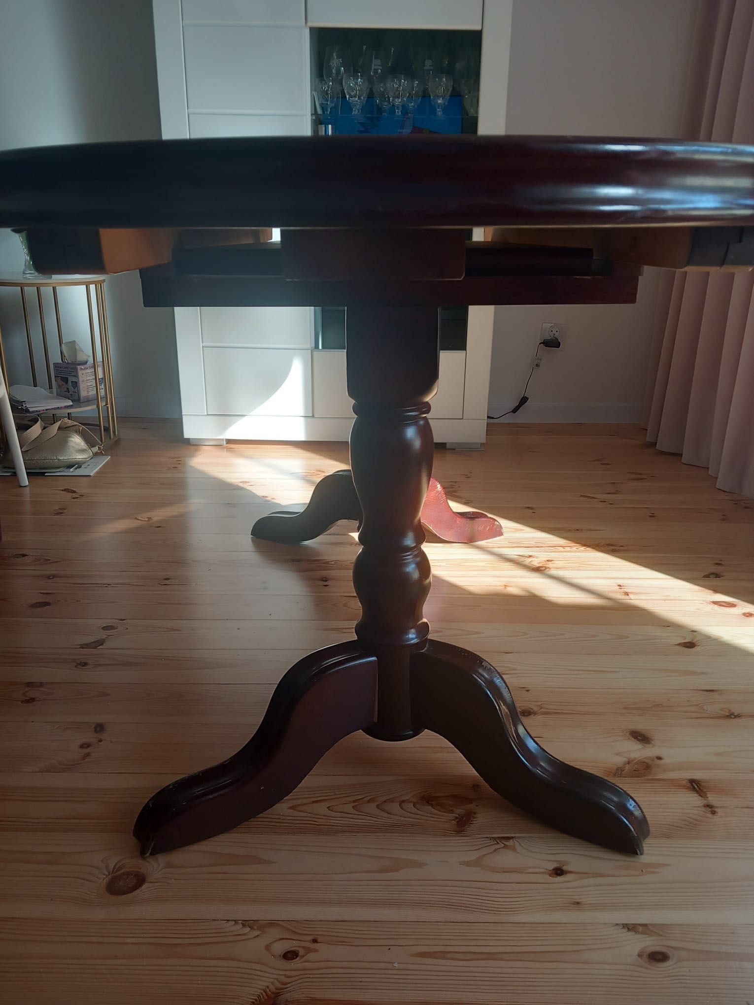Rozkładany drewniany stół