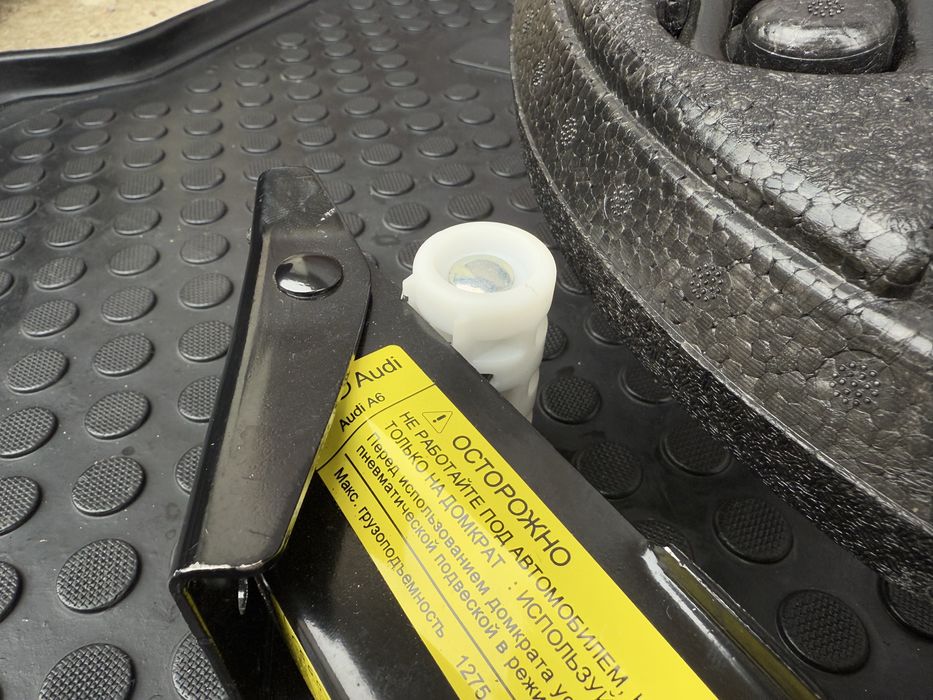 Набор Audi A6 / A4 / A7 Домкрат / ключ / викрутка / крюк