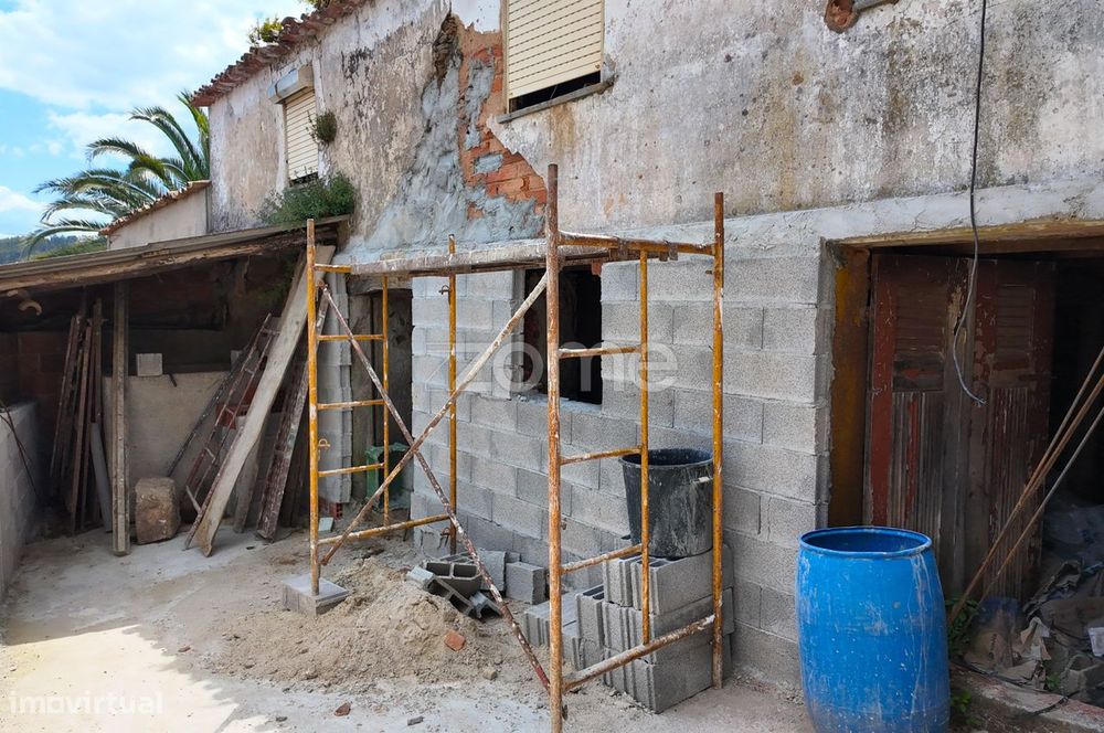 Moradia T3 para Recuperar |Situada em   Vale de Colmeias