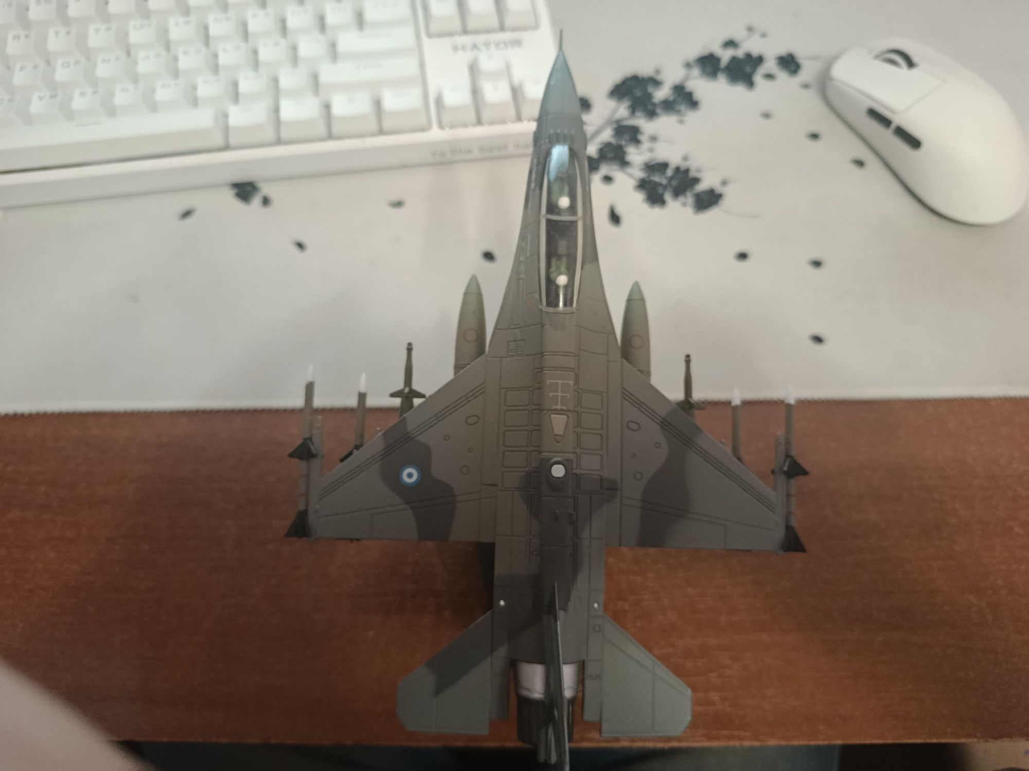 Молекційна модель ф16 1/72