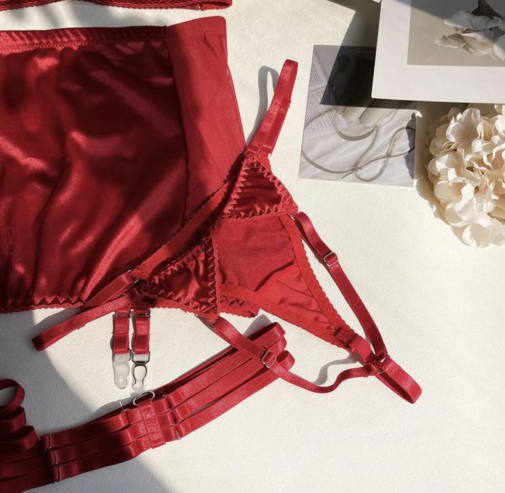 Комплект білизни та чокер, все нове !